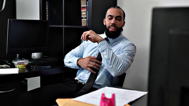 Амари Энн разносит офис, когда никого нет рядом - зрелая шлюха творит грязь на рабочем месте.