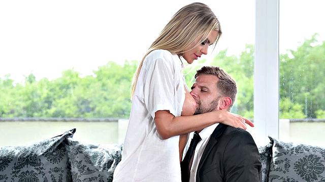 богатая блондинка milf дает зад новому сотруднику на диване