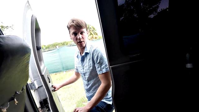 стрейт парень трахает парня в фургоне и кончает ему на лицо