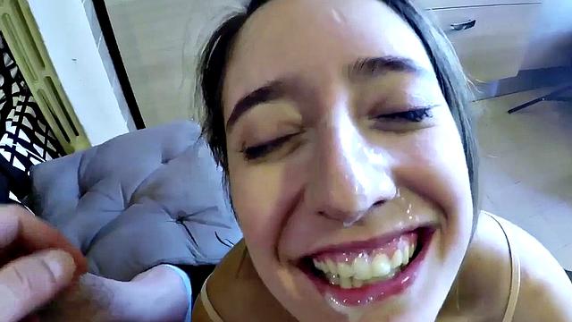 шаловливая брюнетка в юбке разгоняет член языком и ладонью