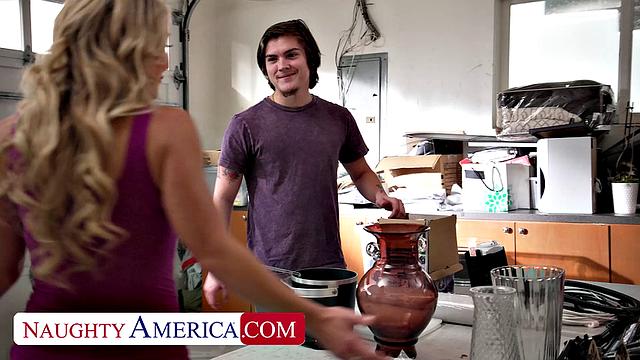 Лора Бентли из тех зрелых, кто отблагодарит по-взрослому: друга сына оседлала без стеснения.