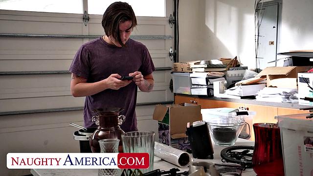 Лора Бентли из тех зрелых, кто отблагодарит по-взрослому: друга сына оседлала без стеснения.