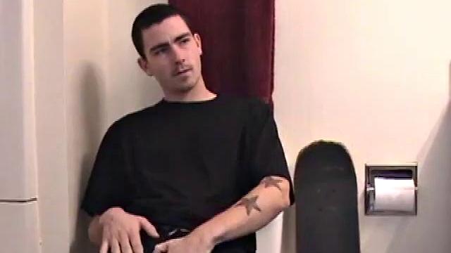 Дэн запирается в ванной и мощно заливает себя спермой на грудь