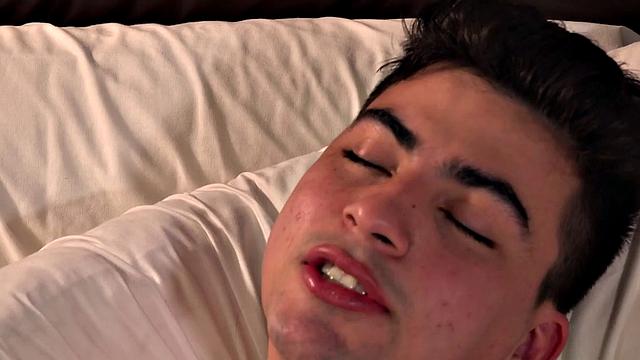 Дамиан дрочит мощный член и заливает себя спермой