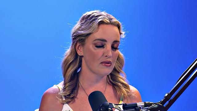 Masturbating babe fingering pussy after casting