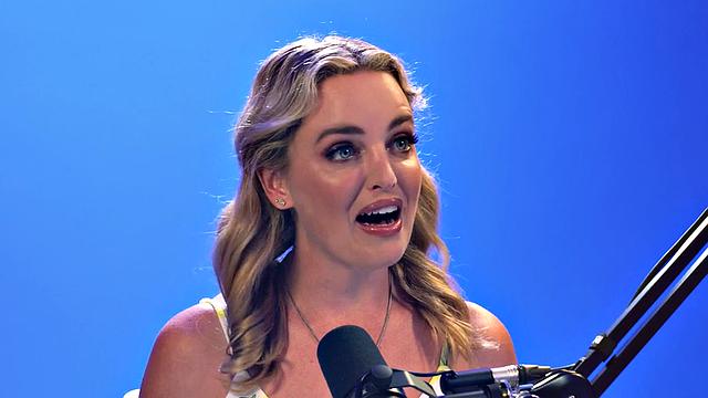 Masturbating babe fingering pussy after casting