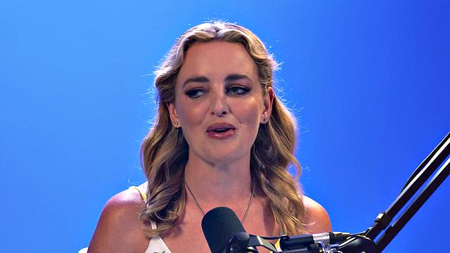 Masturbating babe fingering pussy after casting