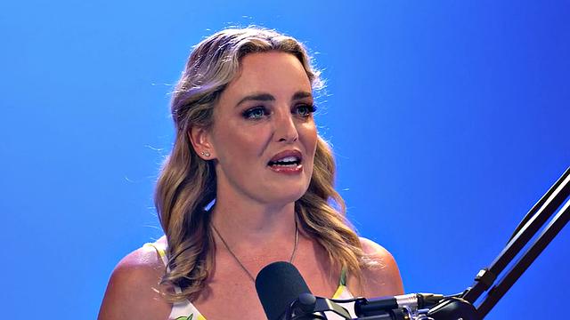 Masturbating babe fingering pussy after casting