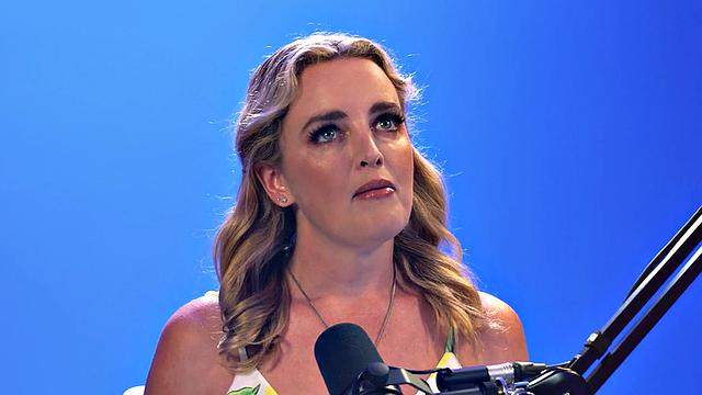 Masturbating babe fingering pussy after casting