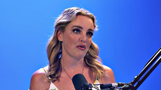 смелая красотка не сдерживается и дрочит свою бритую киску после кастинга