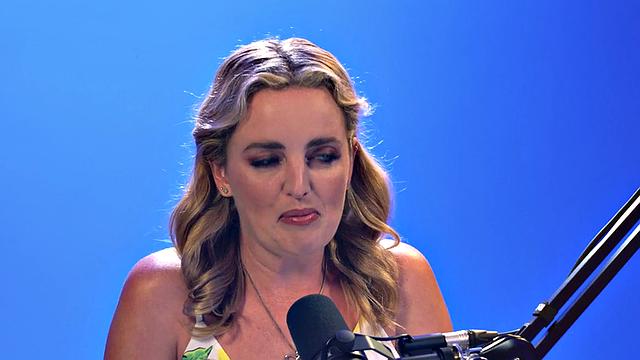 Masturbating babe fingering pussy after casting