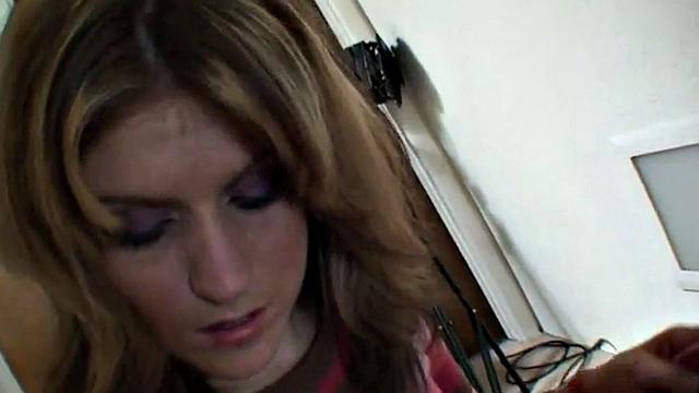 пышная милфа потрахивает себя пальцем на камеру pov