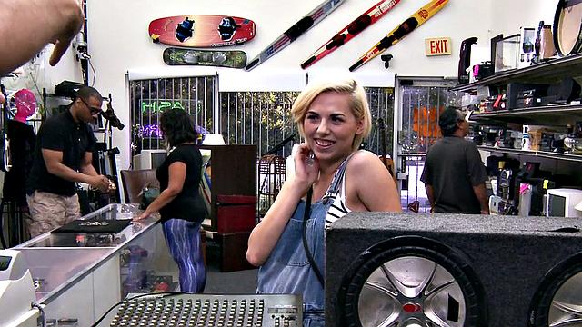 смотри, как офисная шлюха получает по полной от большого белого члена