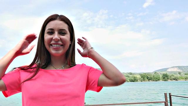 Русская брюнетка с шикарными губами сосёт на природе перед камерой