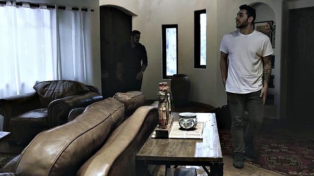 грязные сводные братья трахают друг друга в зад с огромным членом