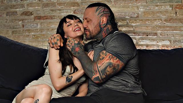 Брюнетка верхом на татуированном и глубоко сосёт