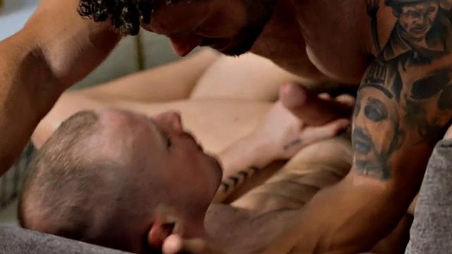 Buffed inked hunk drilling jock