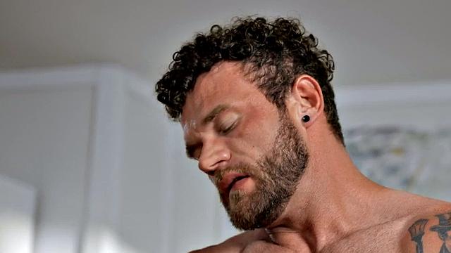 Buffed inked hunk drilling jock