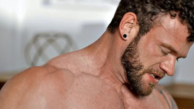 Buffed inked hunk drilling jock