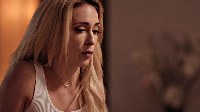 черная красотка страстно ласкает выбритую киску подруги языком и пальцами