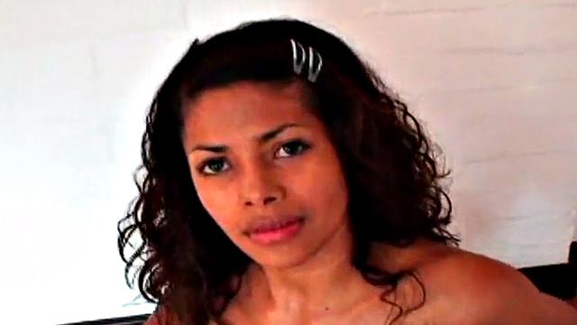 миниатюрная брюнетка с жадностью дрочит свою киску в страстном соло