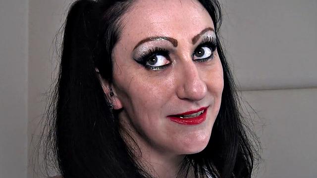 пышная милфа в наручниках получает в жопу