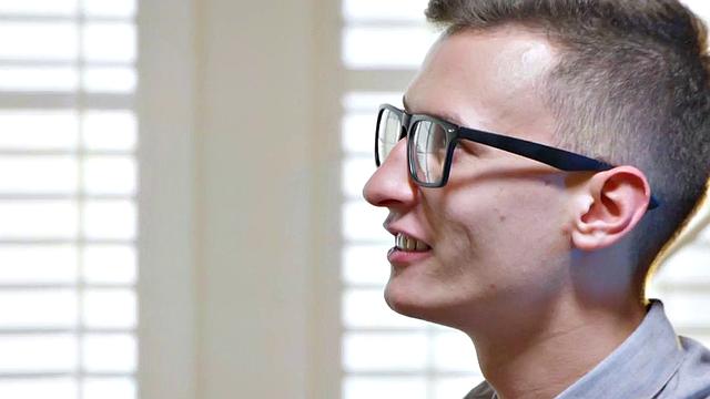 смотри, как блондинка в чулках жарко скачет на члене парня в офисе