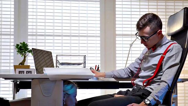 смотри, как блондинка в чулках жарко скачет на члене парня в офисе