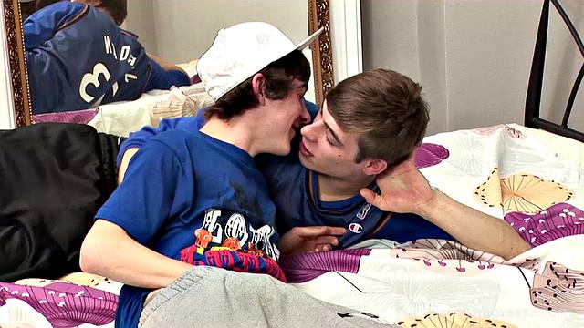 Саймон Дейл и Брат Гонта устроили жаркий минет и жёсткий гей-секс без резины, когда большой член оказался во власти страсти.