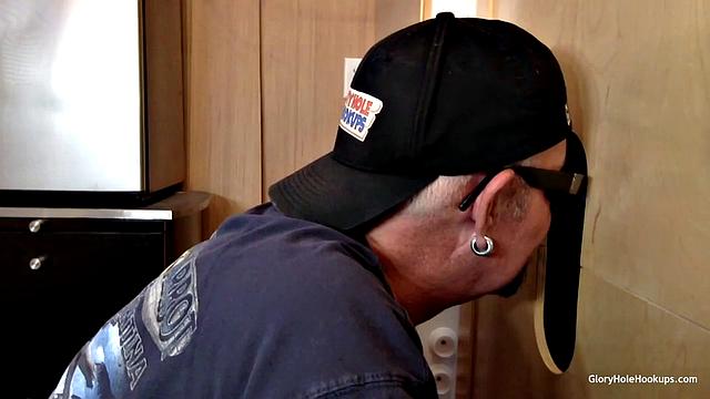 дебют у gloryhole: парень решился проверить, кто там с другой стороны
