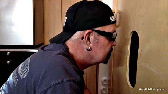 Gloryhole Newbie Wants To Fuck