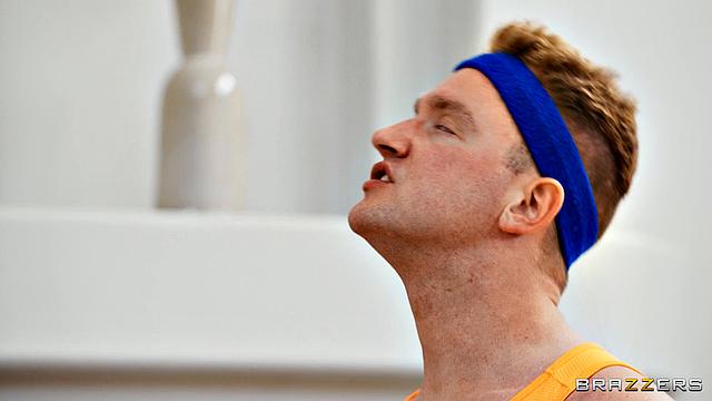 Элли Клатч и Ван Вайлд: очкарик превращает учебу в страстный секс на члене соседа.