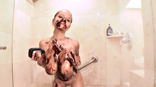 Paris Milan обливает тело шоколадом и заводит в душе