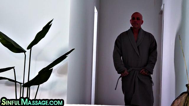 Массажистка с внушительной грудью взяла клиента за яйца и делом занялась, потом в ход пошла киска, всё по расписанию.