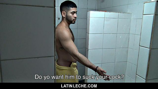 мускулистый татуированный парень отдается в раздевалке спортзала