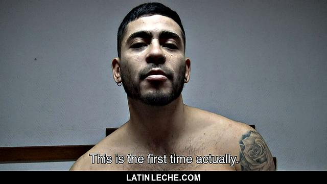 мускулистый татуированный парень отдается в раздевалке спортзала