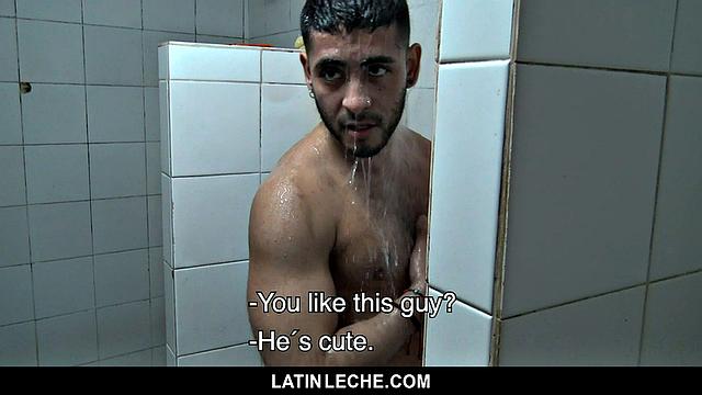 мускулистый татуированный парень отдается в раздевалке спортзала