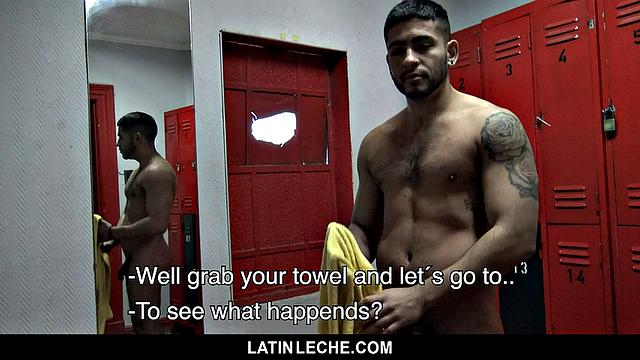 мускулистый татуированный парень отдается в раздевалке спортзала