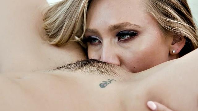 две круглые лесбухи устроили лизательный баттл прямо на фотосессии - моделей никто не остановит!