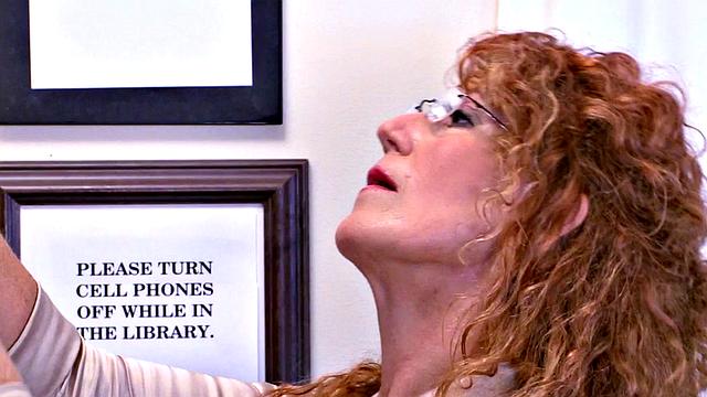 рыжая зрелая нарушает библиотечный порядок ради анального кайфа