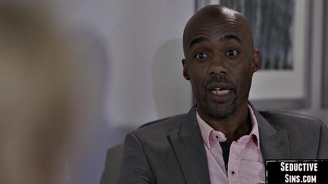 Блондинка прикинулась невинной, а сама шумно кайфует с bbc-любовником, романтика тут только для вида.