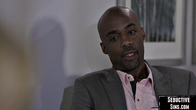 Блондинка прикинулась невинной, а сама шумно кайфует с bbc-любовником, романтика тут только для вида.