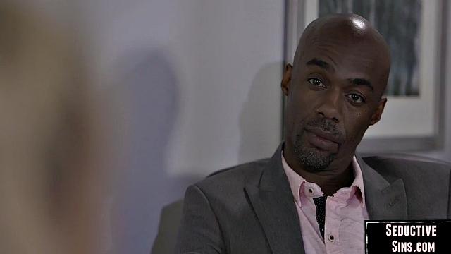 Блондинка прикинулась невинной, а сама шумно кайфует с bbc-любовником, романтика тут только для вида.