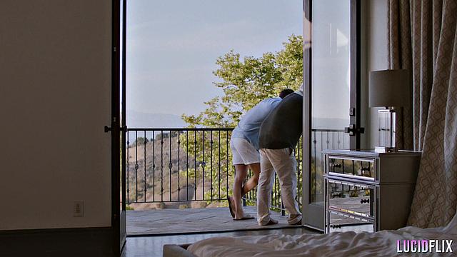 Блондинка с тату дает волю гравитации: сиськи скачут, сперма летит!