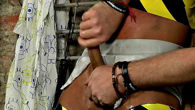 SlaveBoy заставлен сквиртить - Кензи Митч и Себастьян Кейн