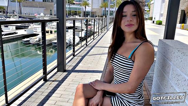 микки трахается в бикини и берет в рот по полной