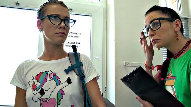 лысая в очках раздвигает дырку на проверке у босса - тройничок с изюминкой