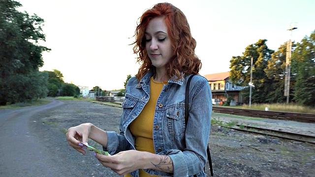 рыжая трахается с незнакомцем на улице в позе догги
