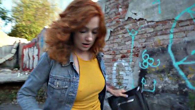 рыжая трахается с незнакомцем на улице в позе догги