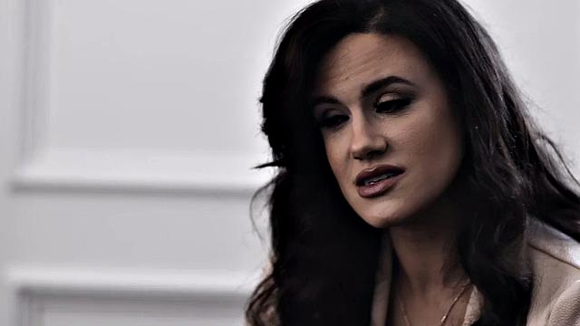 Страстная падчерица скачет на хулигане и стонет от кайфа